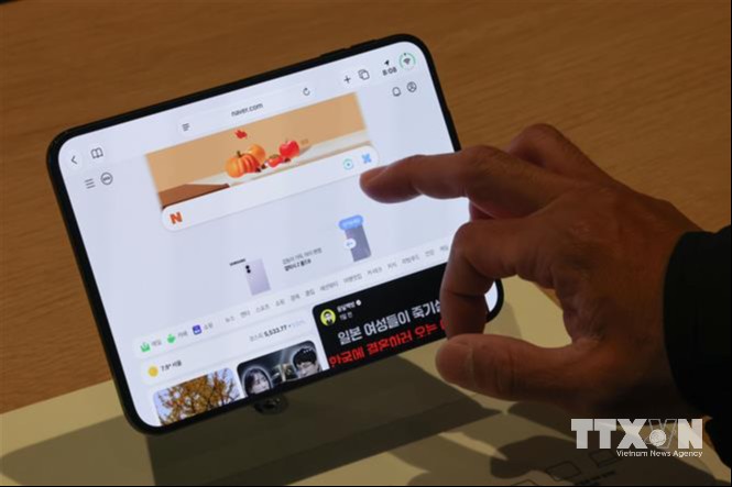 Điện thoại iPhone Duo được trưng bày tại cửa hàng của Apple ở Seoul, Hàn Quốc. (Ảnh: YONHAP/TTXVN) Media